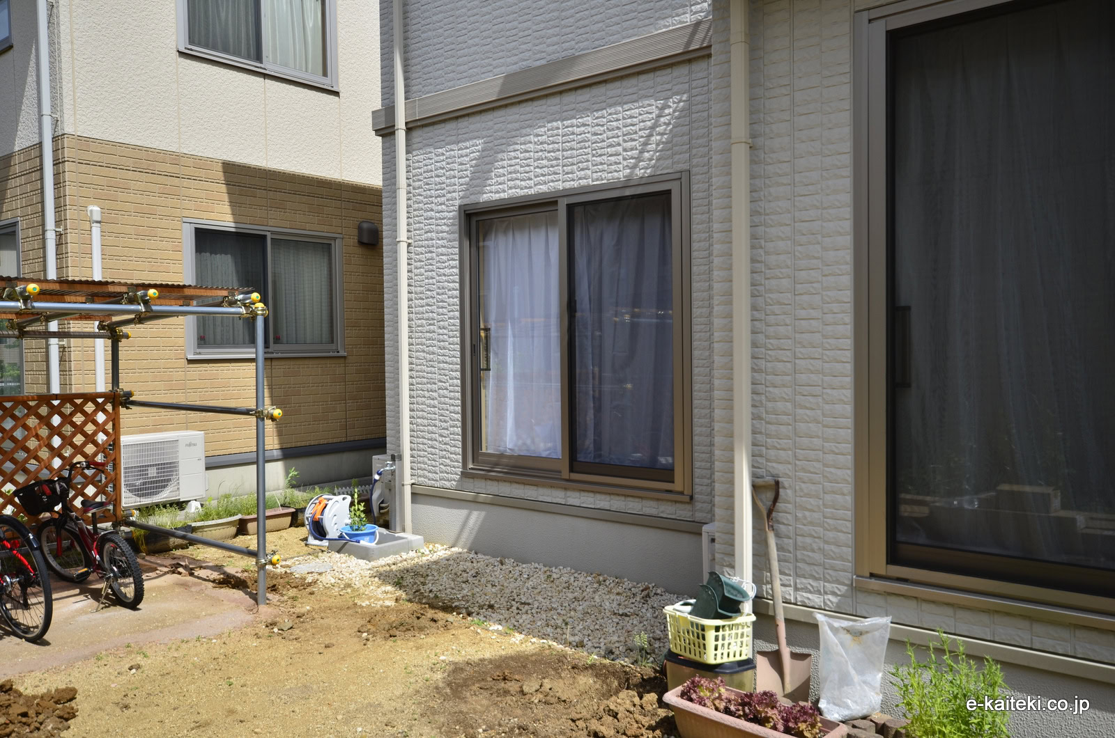 須賀川市 サンルーム施工前(掃き出し窓前の外構状況)