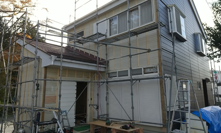 外壁リフォーム施工中｜足場設置とサイディング張替え作業の様子