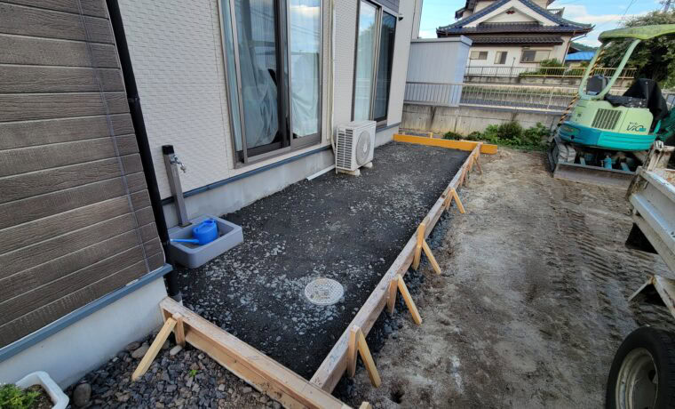 福島県須賀川市近郊｜テラス屋根設置に向けた砕石敷きと型枠設置の様子