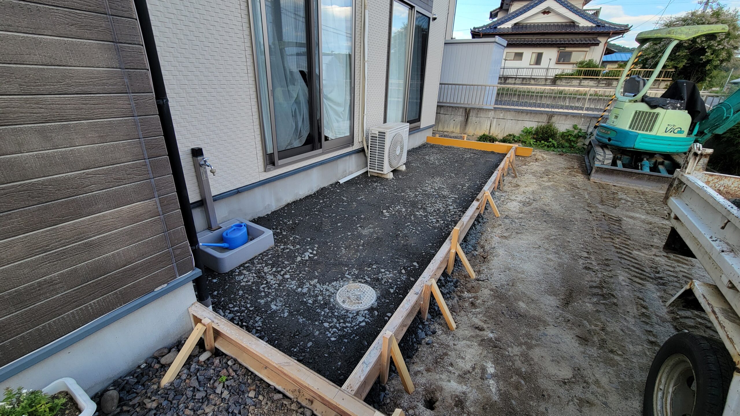 福島県須賀川市近郊｜テラス屋根設置に向けた砕石敷きと型枠設置工事