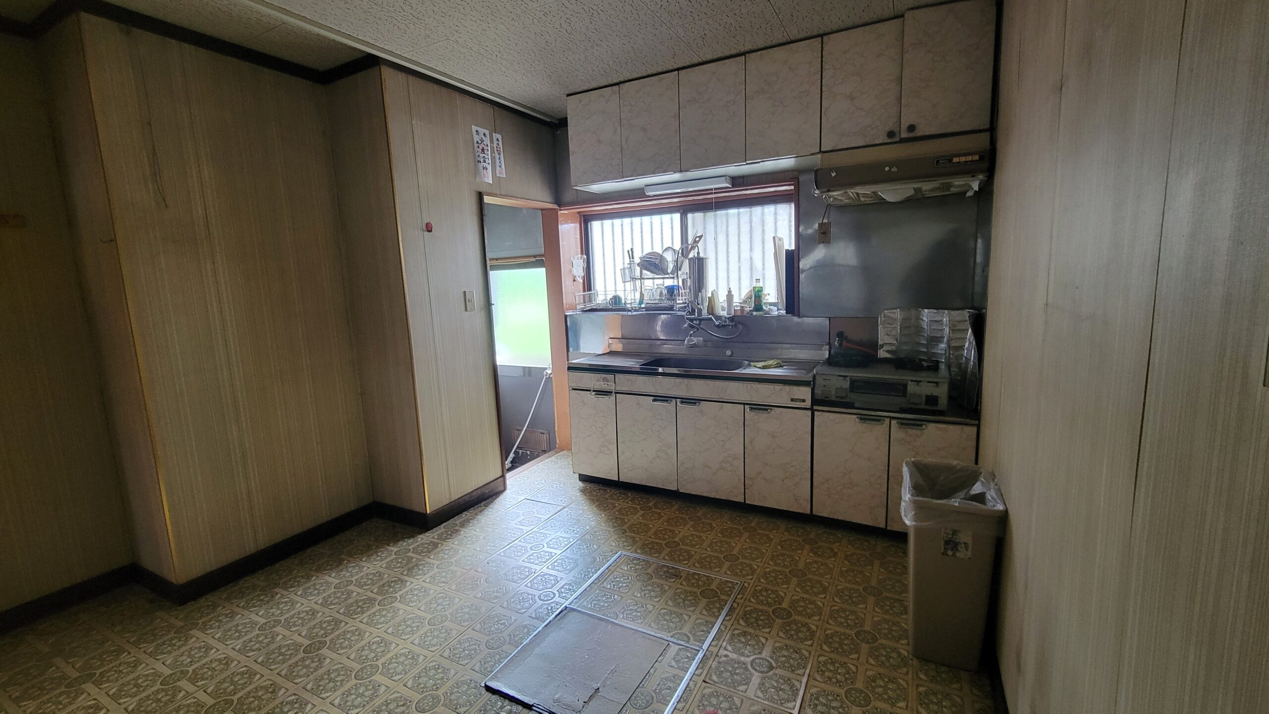 キッチンリフォーム前：昔ながらの流し台と床