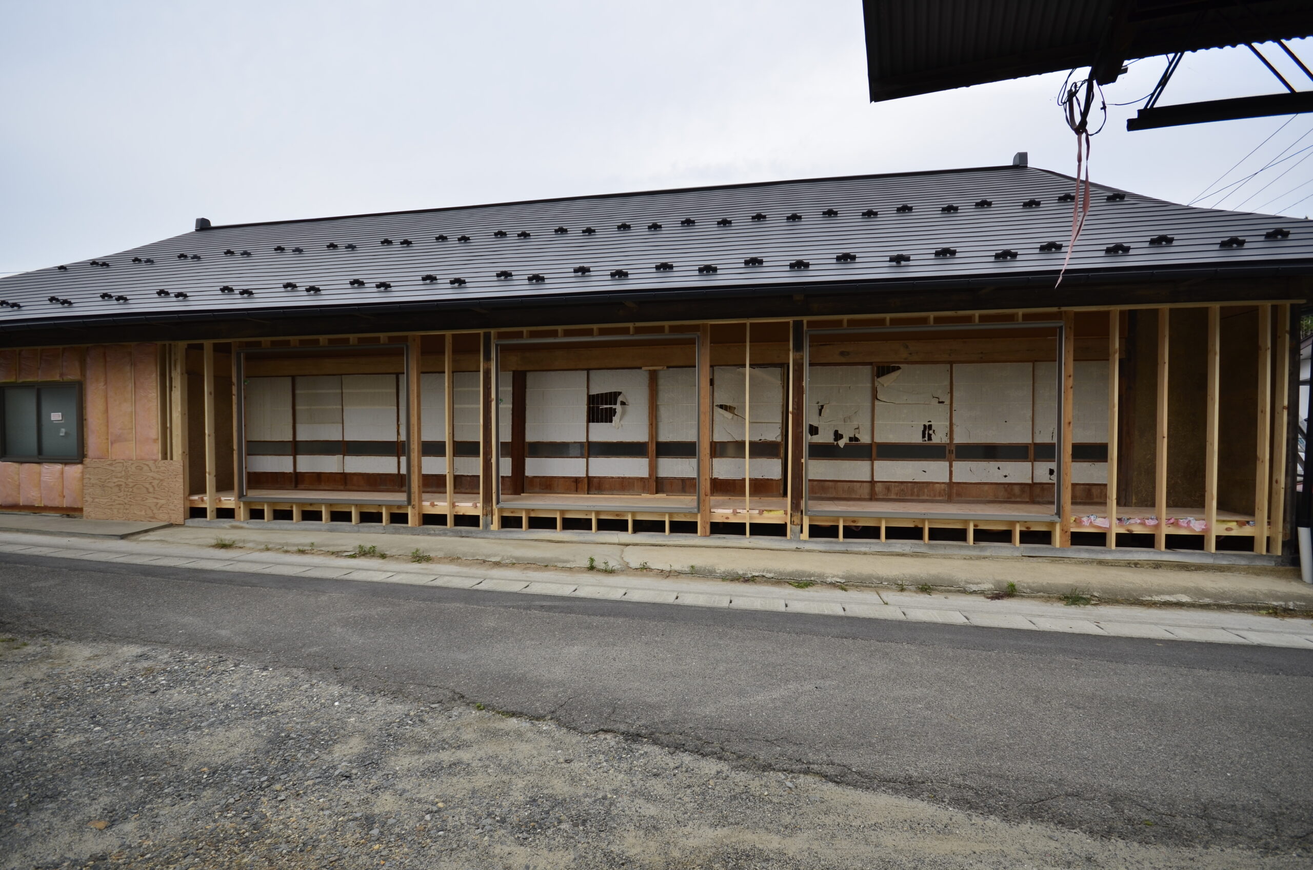 須賀川市の和風リノベーション施工中 外壁を解体し下地を整えている様子(15畳の和室が3間並ぶ規模)