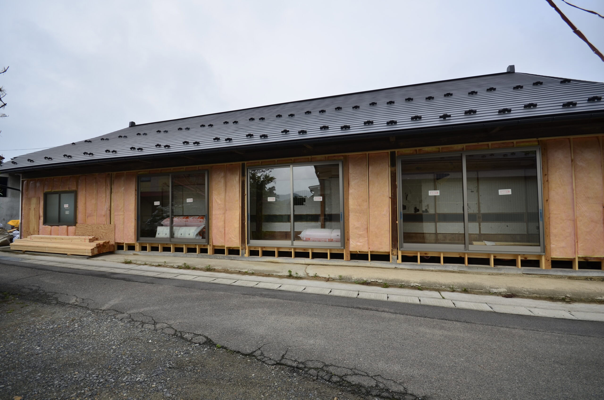 須賀川市の和風リノベーション施工中 外壁に断熱材を充填しペアガラスサッシを設置した様子