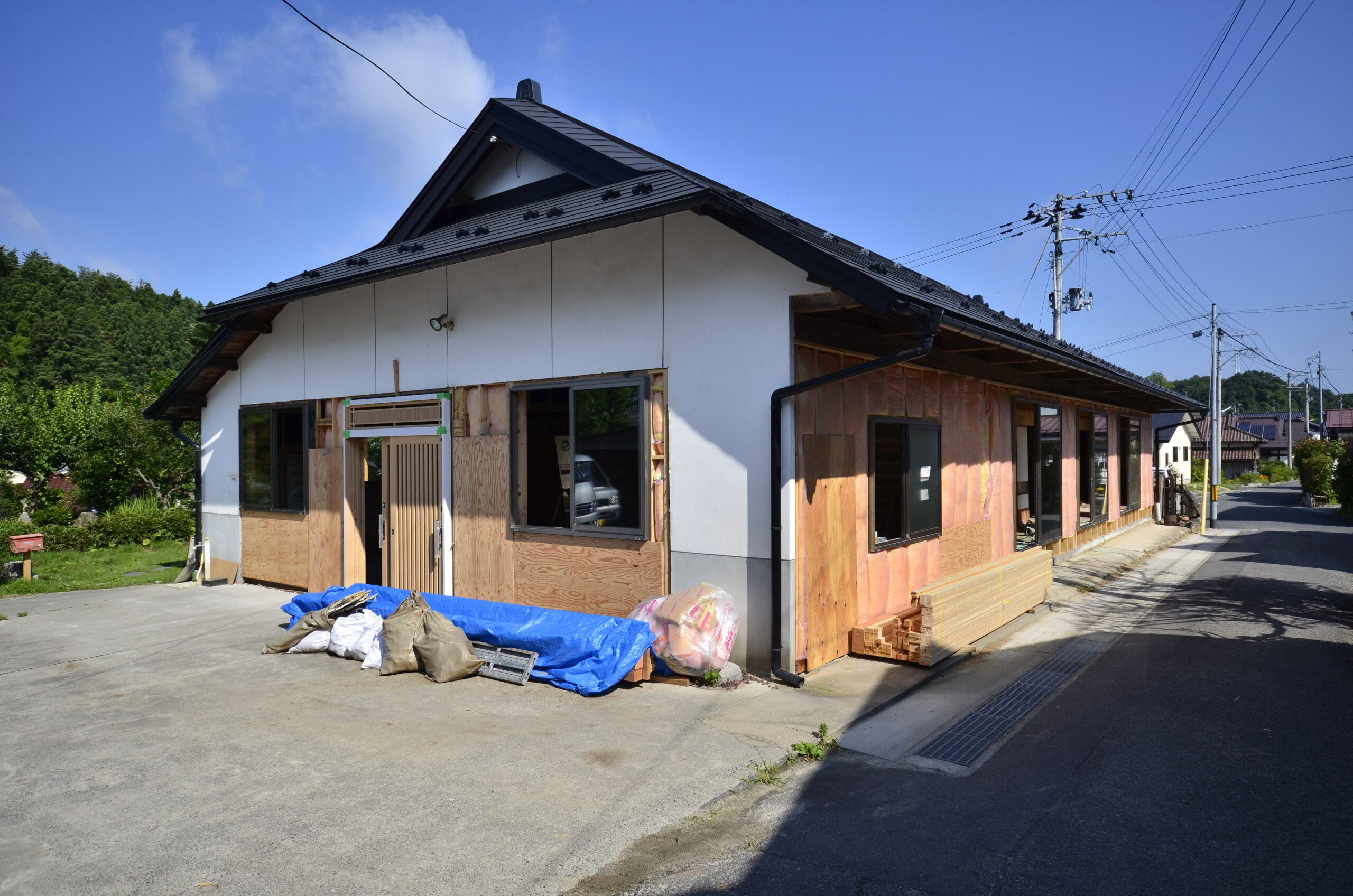 須賀川市の和風リノベーション施工前 玄関まわりと外壁の改修前の様子
