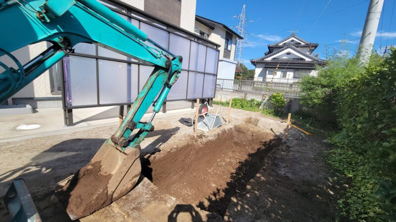 家庭菜園スペースの掘削工事のようす(重機施工/砕石敷き・転圧工程)