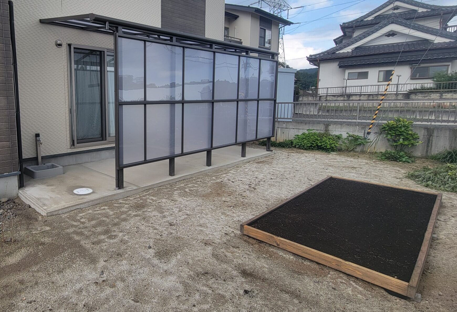 完成後のテラスと家庭菜園(LIXILスピーネ/洗濯物干し+菜園が共存する外構)